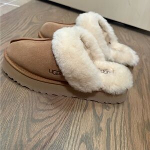 UGG Women's Cozy Tan and Cream Slippers - Brand new never worn, no box